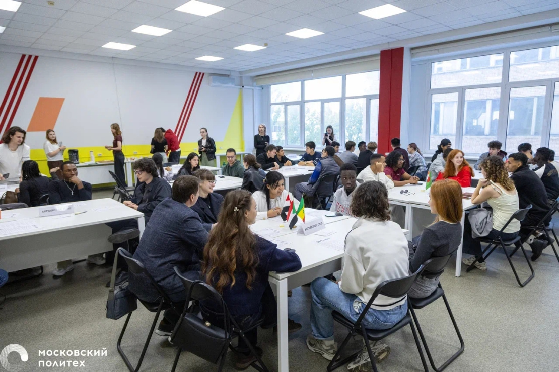 Moscow Polytech Students Discuss Great Discoveries and Ideas at Speaking Club