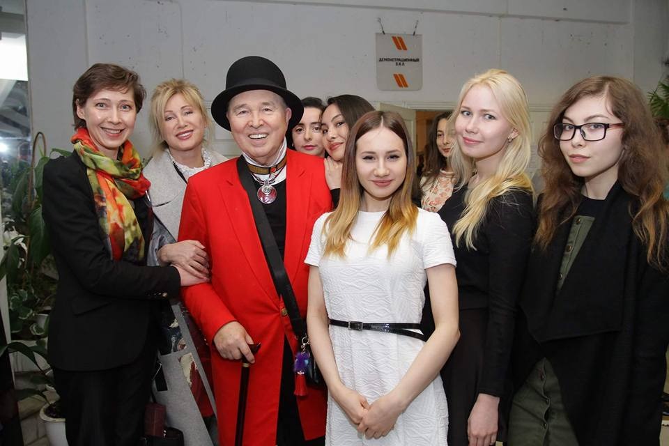 С модельером Вячеславом Зайцевым и студентами