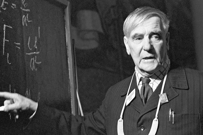 Академик Петр Леонидович Капица во время лекции. 1974 год. ИТАР-ТАСС