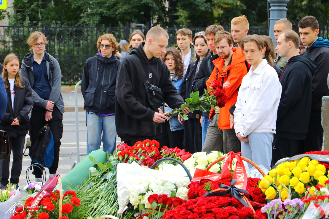 Студенты Московского Политеха возложили цветы к мемориалу «В память о жертвах трагедии в Беслане»