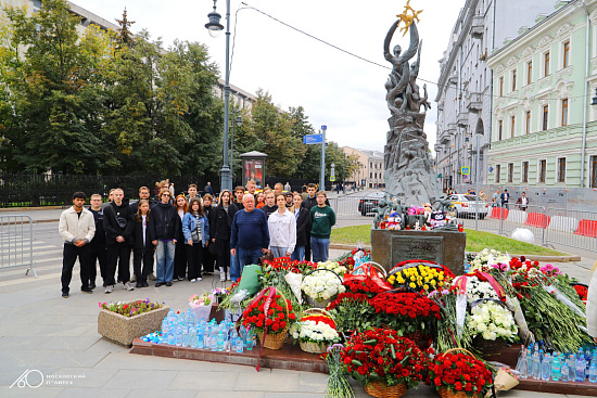 Студенты Московского Политеха возложили цветы к мемориалу «В память о жертвах трагедии в Беслане»